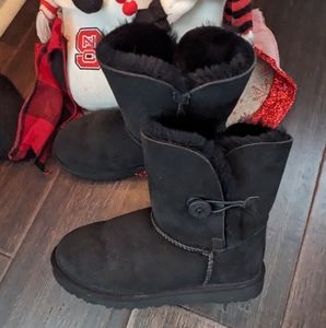 Ugg mini bailey kids 5 but ladies 6.5